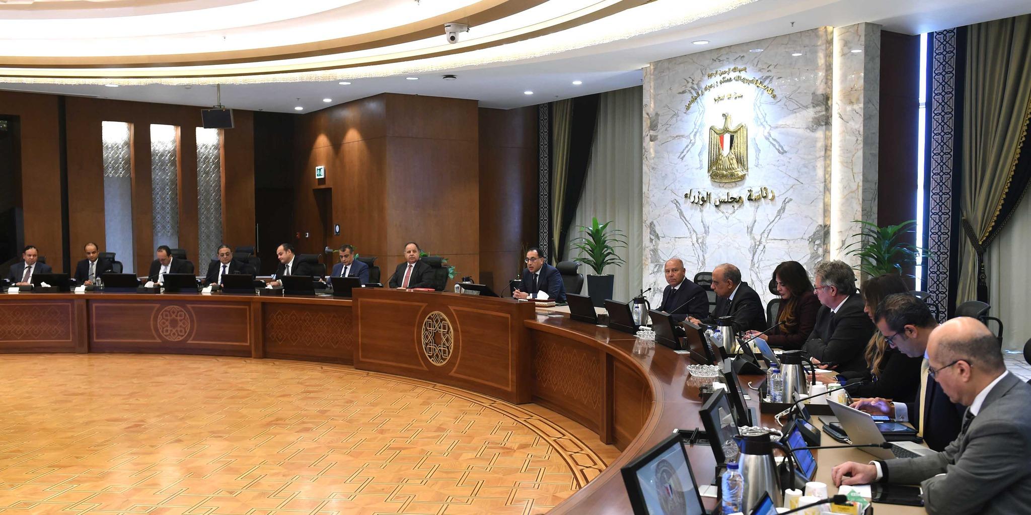 رئيس الوزراء المصري يكلف المجلس الأعلى لصناعة السيارات بتحويل السيارات للعمل بالكهرباء
